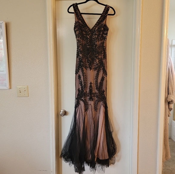 Betsy Adam gown - Picture 13 of 14